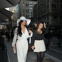 Kim Kardashian and Kourtney Kardashian walking in Manhattan - Photos